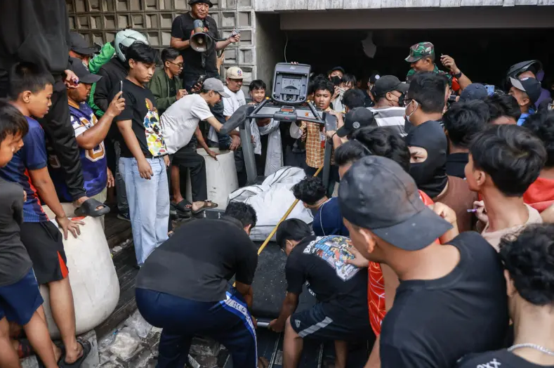 8月30日,群众从萨罗尼位于雅加达丹绒不碌(Tanjung Priok)地区的家中搬走了其财物。(INT)