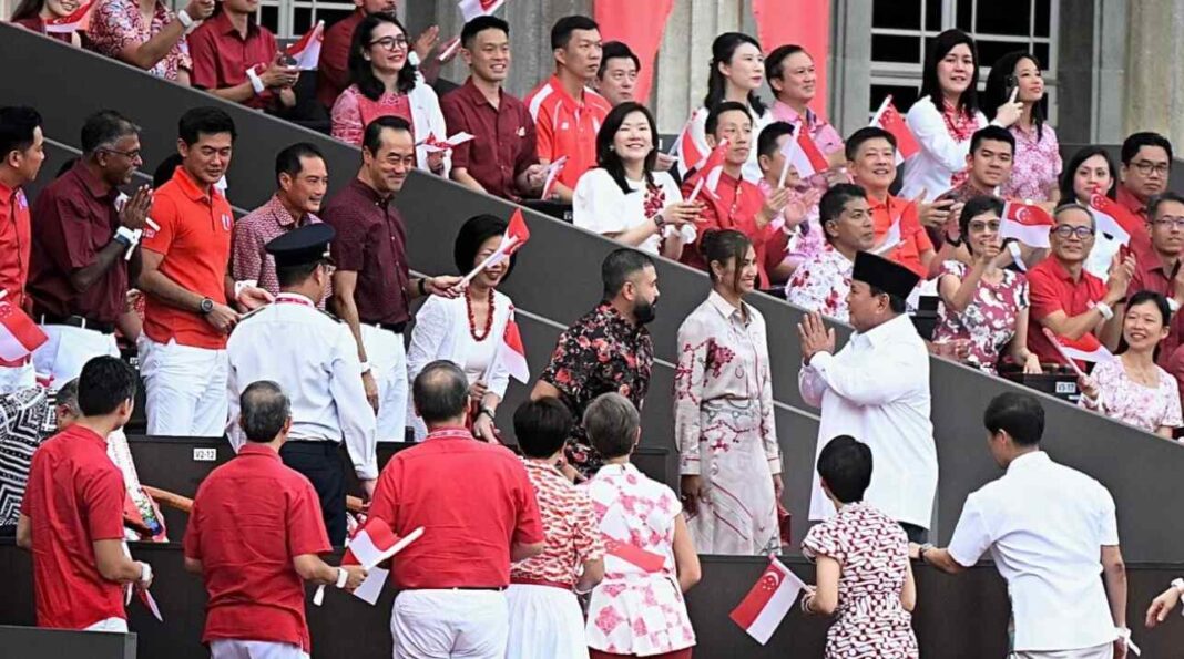 普拉博沃总统(Prabowo Subianto)应邀出席在新加坡国家美术馆举行的 2025 年新加坡国庆阅兵式,并受到新加坡总理黄循财及夫人的热烈欢迎。