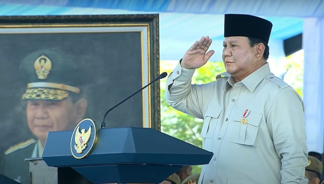 普拉博沃总统(Prabowo Subianto)在西爪哇省万隆县Batujajar特殊教育训练中心(Pusdiklatpassus)主持作战部队部署及军事荣誉仪式时,谈及欧洲与中东持续冲突,强调印尼必须建立强大的国防力量。