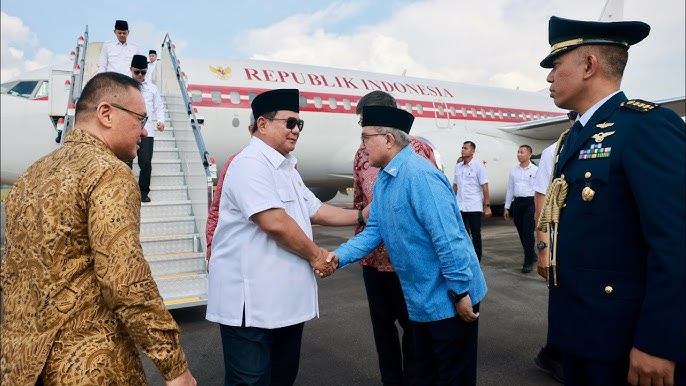 普拉博沃总统(Prabowo Subianto)8月9日对新加坡进行工作访问,出席2025年新加坡国庆阅兵式,以示对新加坡独立日的尊重与支持,并彰显两国深厚友谊。