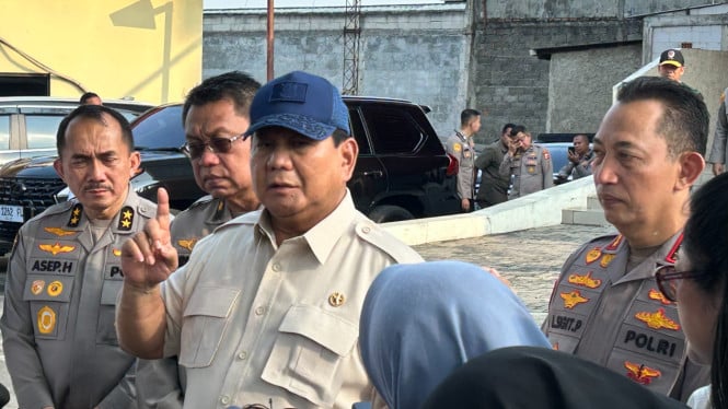 普拉博沃总统前往雅加达东区Kramat Jati警察医院探望骚乱中受伤警员。(INT)