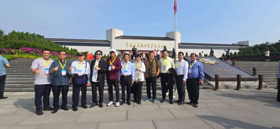 我社社长林荣胜作为侨界代表,应邀赴北京出席中国人民抗日战争暨世界反法西斯战争胜利80周年纪念活动。据悉,本次观礼活动共有逾5万人出席,其中包括1,500位海外侨胞代表。来自印尼棉兰的侨界代表有苏用发、林荣胜、黄印华及饶洁莉。印尼其他地区的侨界代表还包括:林万金、林文光、林文珠、林文喜、江睿、许长宽、胡晓杰、吴德辉、林昌华(林锋)、施文概、林克旭、林文珠、曾国奎、司徒添民、谢晋德、郭说锋、程国栋、黄愿字、陈玉兰及易衍。