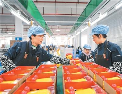 位于江西九江综合保税区的美琪(九江)婴儿用品有限公司为美资企业,产品主销欧美、亚洲及非洲市场。图为工人在该公司生产车间内加紧生产出口订单产品。魏东升摄(人民视觉)