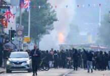 苏丹难民持刀行凶引骚乱 英国抗议者烧屋烧车