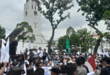 数百民众在苏北省长办公室前示威要求免费营养餐计划继续实施