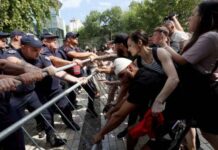 反对特朗普家族度假村运动升级 议会大厦外警民冲突