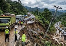 南打板努里横贯公路塌陷滑坡 交通受阻车辆排队达一公里